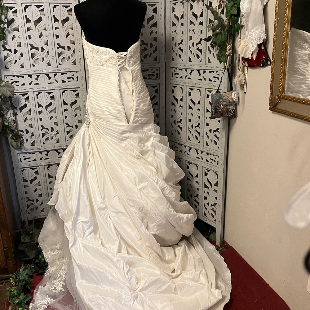 👰‍♀️HOST PICK👰‍♀️ WHITE SILKY SMOOTH WITH LACE & TRAIN WEDDING DRESS GOWN - Picture 9 of 16